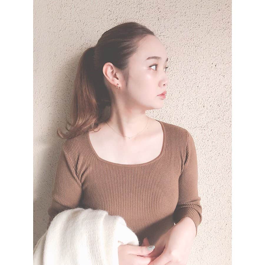 西本早希のインスタグラム：「・ 首元が綺麗にみえる スクエアニットのトップス☺️ ・ ついでに リブのグレーのトップスも ✌🏻！ ・ #fifth #fifthtl #フィフス #スクエアネックコンパクトリブニット  #フィットニットUネックトップス」