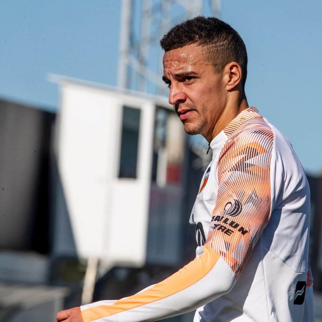 ロドリゴ・モレノ・マチャドのインスタグラム：「💭⚽️」