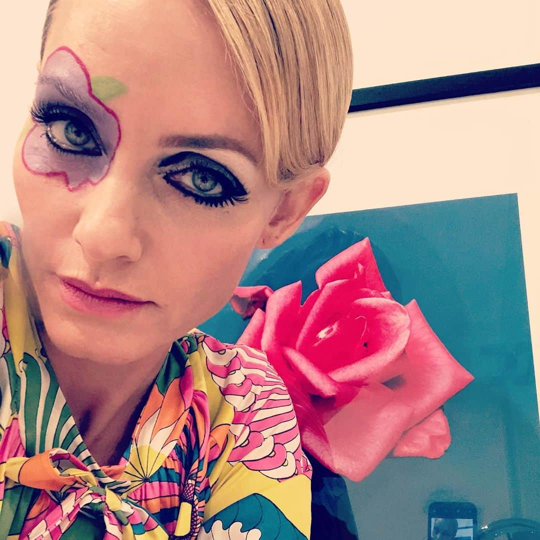 アンバー・ヴァレッタさんのインスタグラム写真 - (アンバー・ヴァレッタInstagram)「Flower power homage to the one & only #twiggy @twiggylawson for last night’s @casamigos #halloween party. Groovy glam makeup by @jenlombardomakeup hair by @teddycharles35 ☮️💗🌸🍄🌼🌟🦋🧚🏻‍♀️🌈」10月27日 3時39分 - ambervalletta