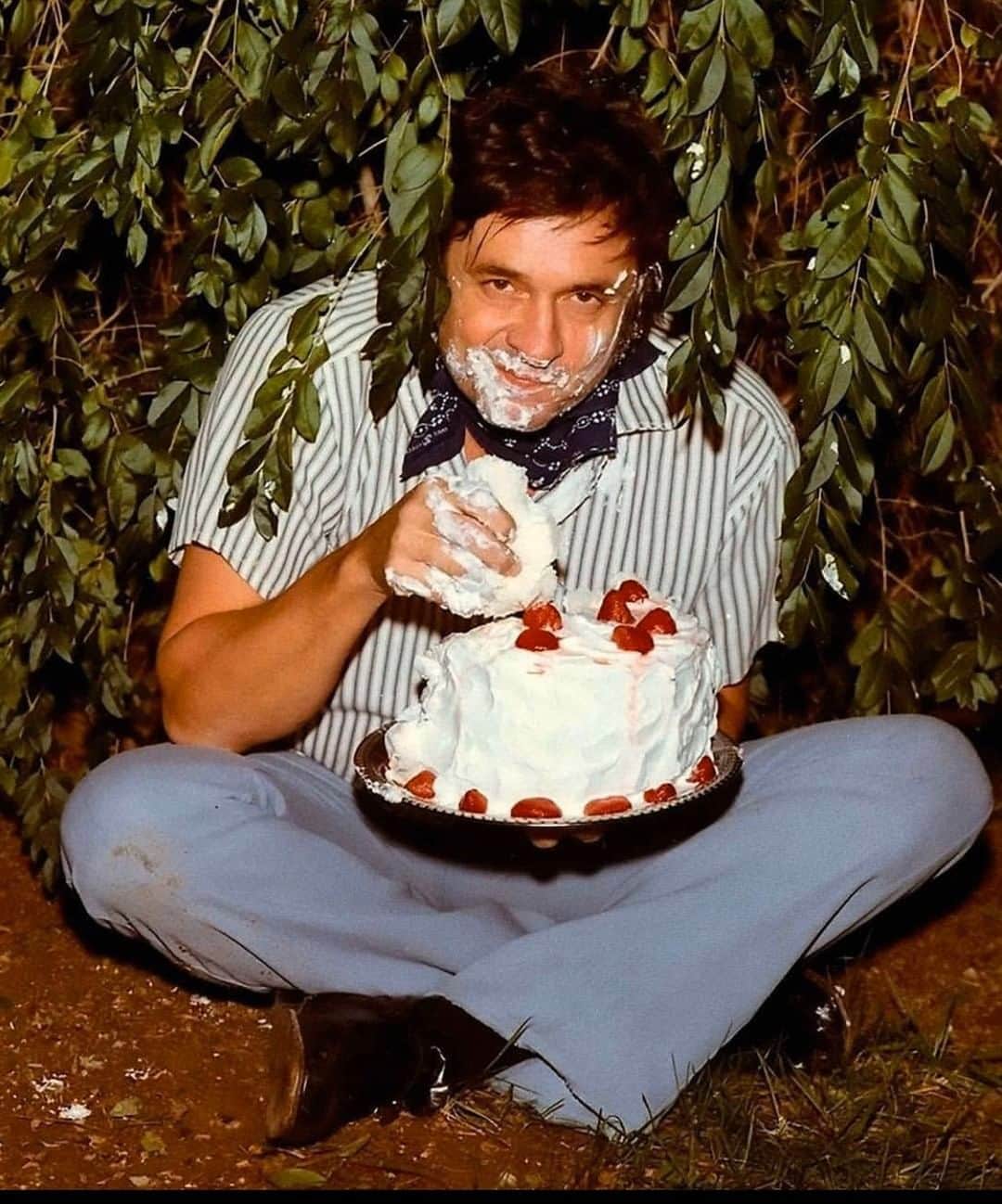 ケイティ・ロッツさんのインスタグラム写真 - (ケイティ・ロッツInstagram)「Happy Friday. Here’s Johnny Cash high eating cake in a bush.」10月27日 3時37分 - caitylotz