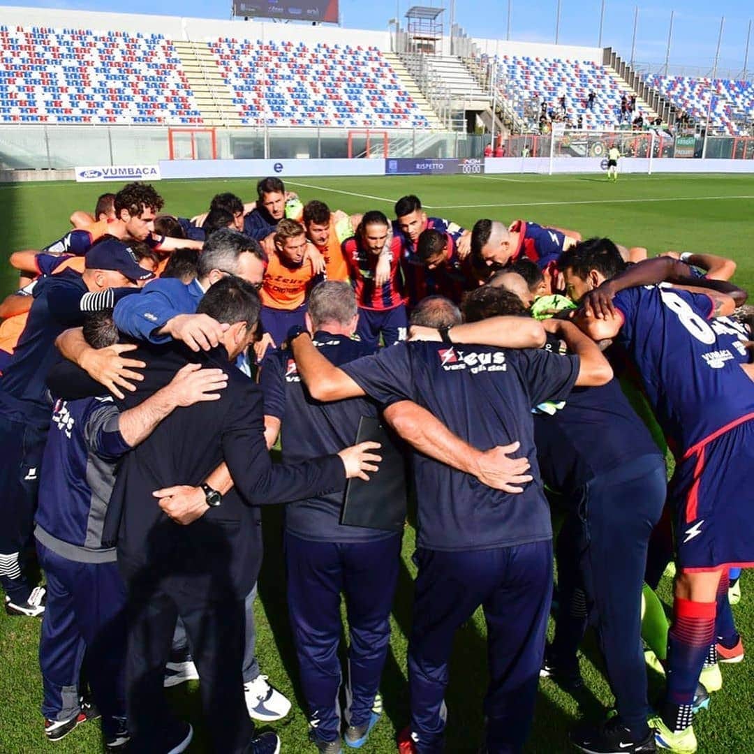 ルカ・マッローネのインスタグラム：「Solo così, tutti uniti, possiamo raggiungere i nostri obiettivi. Che carattere questa squadra! 💪🏻 Spero si tratti di un infortunio lieve e di rientrare il prima possibile. #WeAreSharks 🔴🔵🦈 #CROVEN」