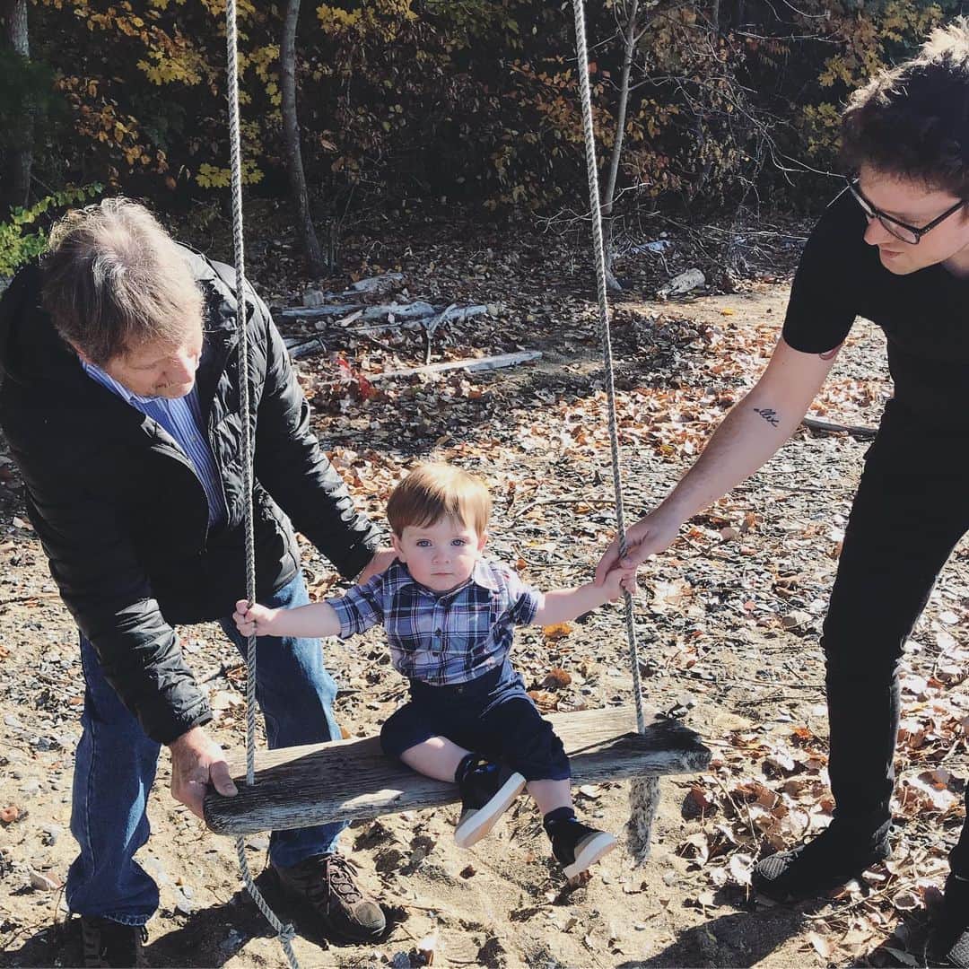 Elle Fowlerのインスタグラム：「3 generations of men - Baby James, Alex, and Papa Goot hanging on a swing at Lake Champlain 💗」
