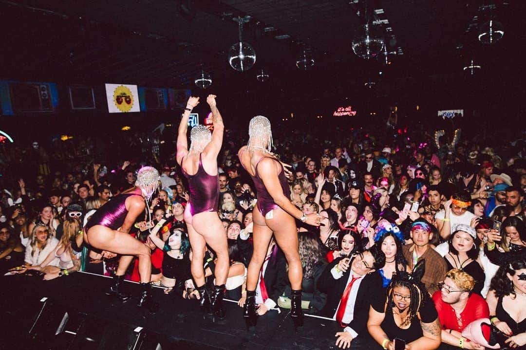 のインスタグラム：「Last night was the best one yet. You’re all super stars. and it’s all for a good cause. #HalseyPresents Almost Famous. @donslens」