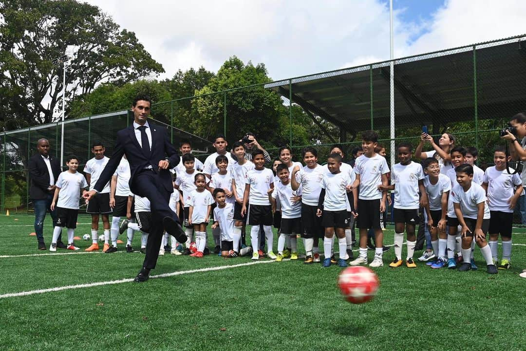 アルバロ・アルベロアさんのインスタグラム写真 - (アルバロ・アルベロアInstagram)「Estupenda visita a la escuela sociodeportiva de la @fundacion.realmadrid en Ciudad de Panamá.  Un placer enorme viajar por el mundo y ver de primera mano el increíble trabajo de nuestra fundación. Espero volver pronto y disfrutar con más tiempo de un país tan especial y al que nos une innumerables lazos. ¡Gracias, Panamá! 🇵🇦」10月27日 3時54分 - arbeloa