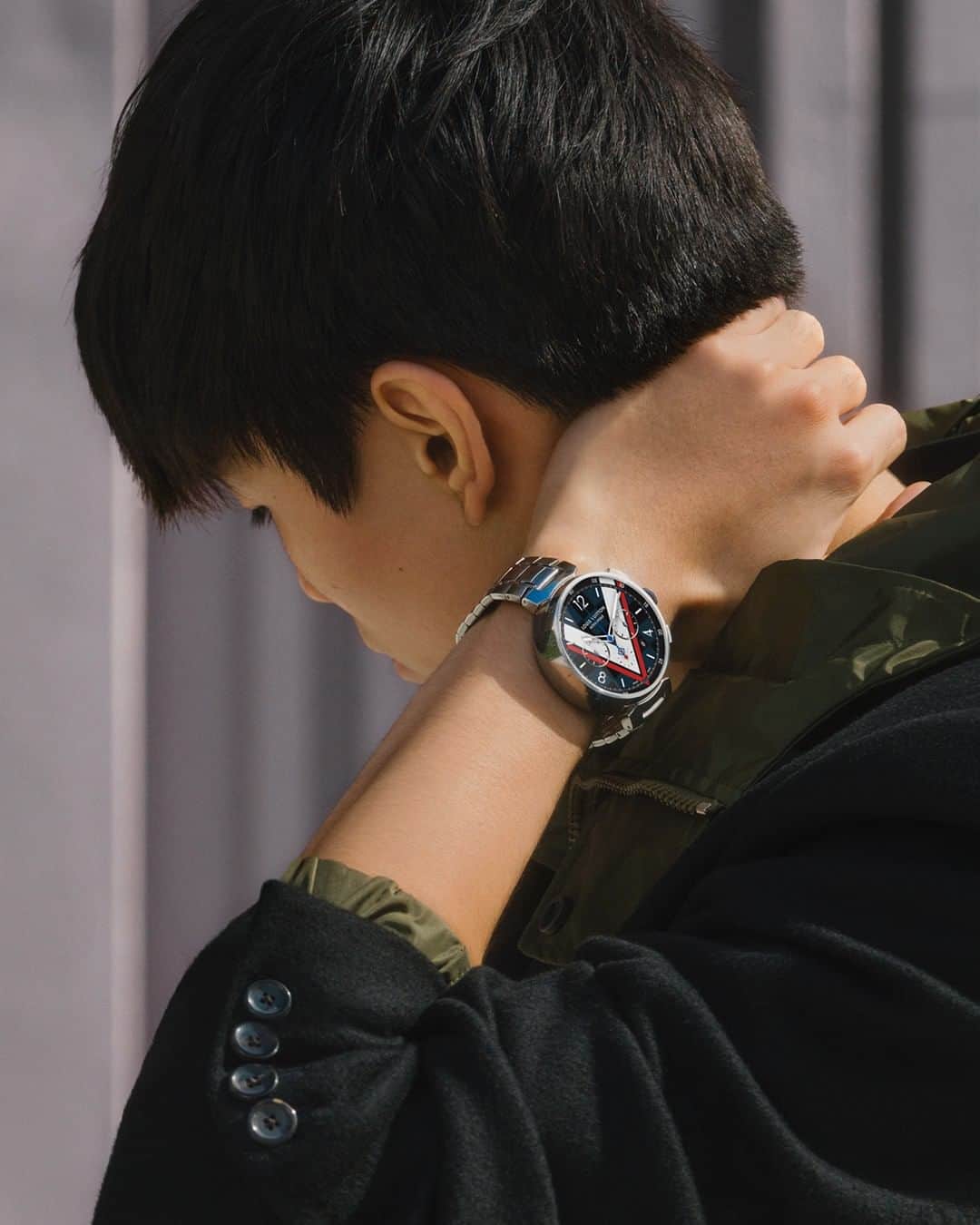 ルイ・ヴィトンさんのインスタグラム写真 - (ルイ・ヴィトンInstagram)「Simple, graphic, bold. The Damier Cobalt Tambour watch sports a signature V across its dial. See #LouisVuitton’s latest timepieces via link in bio.」10月27日 4時00分 - louisvuitton