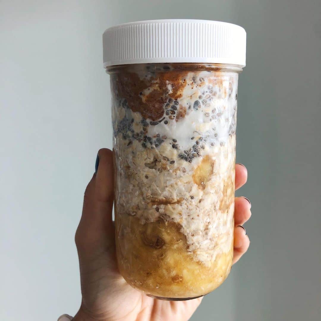 Nicole Mejiaのインスタグラム：「Smash half a ripe banana at the bottom of a mason jar with 1/2 tsp of vanilla extract and 1/2 tbsp of maple syrup. Add 1 tbsp of chia seeds, 3/4 cup of rolled oats, 1 tbsp of almond butter, and then cover with almond milk. Store overnight in the fridge and then enjoy in ze morning. 😋 #overnightoats #plantbased」