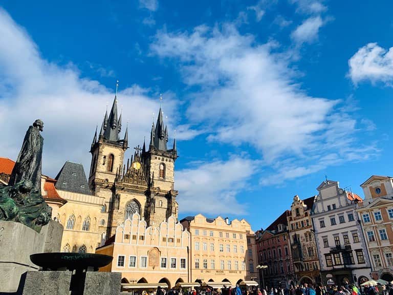 岩上愛美さんのインスタグラム写真 - (岩上愛美Instagram)「Prague素敵だったな🥰 夕焼けとか凄くてなんでこんな色なの？って見惚れながらテラス席で呑んだくれてました。  #prague #beautiful #view #czech #europe #trip #プラハ #素敵すぎる #景色 #チェコ  #ヨーロッパ #ヨーロッパ周遊 #一人旅 #女子旅 #」10月27日 4時30分 - amiiwakami
