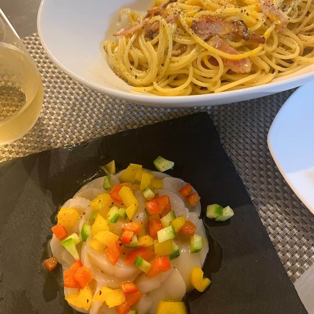 川嵜美佳のインスタグラム：「#saturday #dinner ♪ #carbonara #carpaccio #whitewine :) #yummy #homemade #おうちごはん #happyholiday」