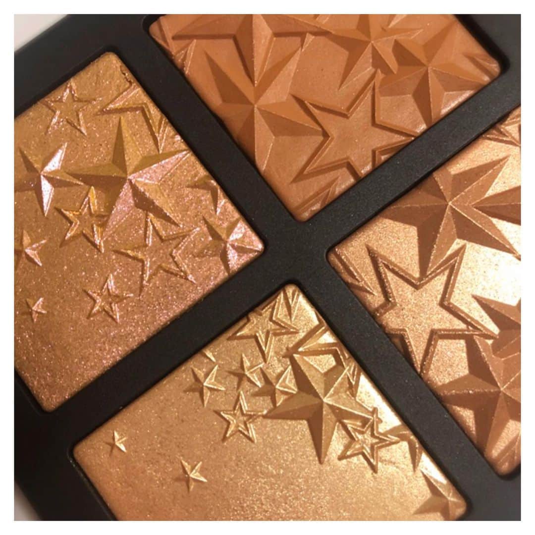 rinaのインスタグラム：「@maccosmeticsjapan #macholiday  #macクリスマスコフレ2019 . 可愛いから接写～！笑 #mac #マック #スターディップドフェイスコンパクト #ミディアムディープ . 昨日発売★ 星大好きな私にはたまりませぬ！ フェイスパウダーだけど アイメイクに使う目的で購入！ . パッと見、ライト(ピンク) のほうが可愛いかな！？ どうしよう！？と迷ったものの やはりミディアムディープに！ グリッターケースも可愛い★ 結果、全部可愛い笑 . 即完もありありなので (しばらく再販あるかな？) タイミング見計らって、 是非チェックをー！ 大量に持ってるけど メイクブラシも欲しいなー← . #maccosmetics #mac #macstyle #macコスメ #クリスマス #クリスマスコフレ #クリスマスコフレ2019 #ホリデーコレクション #コスメ #コフレ #メイク #ビューティー #アイシャドウ #アイメイク #ハイライト #フェイスパウダー #スキンケア #化粧 #化粧品 #美容」