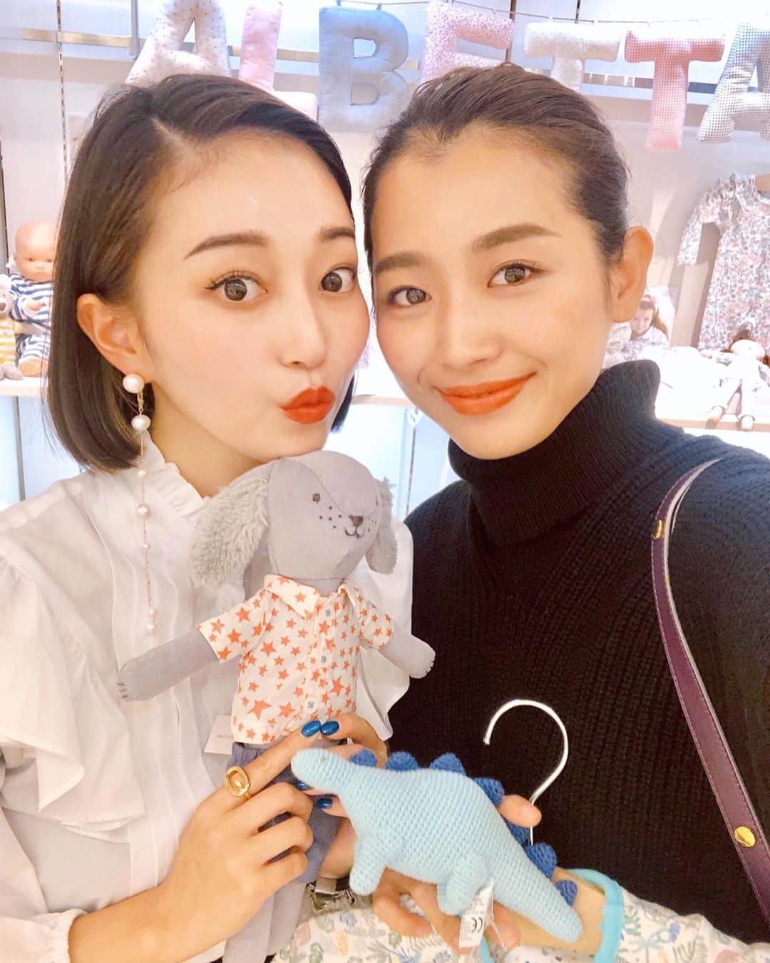 のインスタグラム：「今日はまいちゃんと あさかの出産お祝いを探しに西宮阪急へ❤︎ ベビーフロアで可愛いベビー服ブランドを見つけたよ🎁 イギリスのブランド"Albetta"🇬🇧 POPUP STOREで２９日までしてるみたい！！ お洋服とぬいぐるみのセット可愛かった〜🧸 ・ ・ お友達への出産祝いやプレゼントにぴったりだから、可愛いブランドに出会えて嬉しい🥰 ・ ・ #albetta#albettajapan #アルベッタ#ベビー服 #子供服#プレゼント #ギフト#ドール」