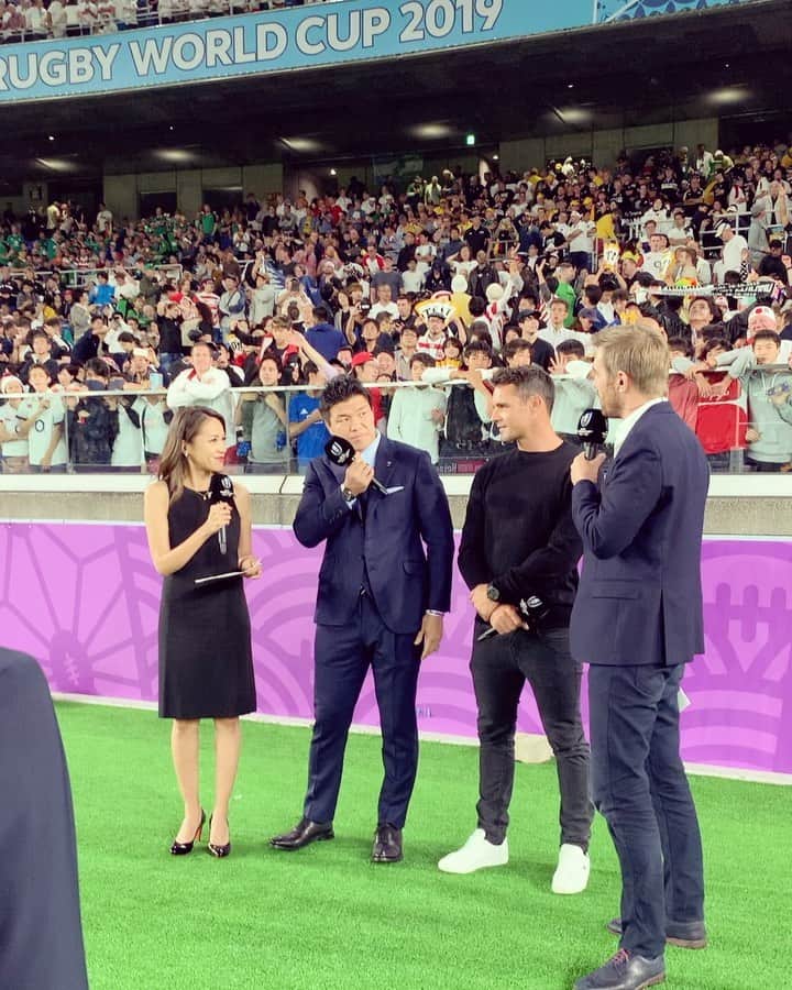 坂倉アコのインスタグラム：「Stadium MC with my co-host @alexpaynetv 🎤🇳🇿🇬🇧🏉✨﻿ Interviewing the one and only Dan Carter @dancarter_ 🏉 and Japanese rugby player, @harumichi1202 Harumichi Tatekawa. ﻿ What a game....very very tough game, I have to say. No side, but I was so so so sad 😭🇳🇿 ﻿ Well done, England🇬🇧 so happy for my co-host @alexpaynetv🙌🎉﻿ ﻿ 元ラグビー日本代表の立川理道さんと、元オールブラックスのダン・カーターさんにハーフタイムにインタビュー🎤✨﻿ スタジアムMCというお仕事☺️ ６万8千人の皆さんと、﻿この大ゲームを観ることが出来て本当に幸せでした。﻿ ﻿ オールブラックスにとっては、本当に辛い試合だったけど😭イングランド頑張りました！﻿ すごいね‼️﻿ ﻿ 引き続きの展開楽しみです！﻿ #rugbyworldcup #rugby #mc #work #fun #dancarter #ラグビーワールドカップ2019 #ラグビーw杯 #ラグビー観戦 #ラグビー好きな人と繋がりたい #ラグビー #日産スタジアム」