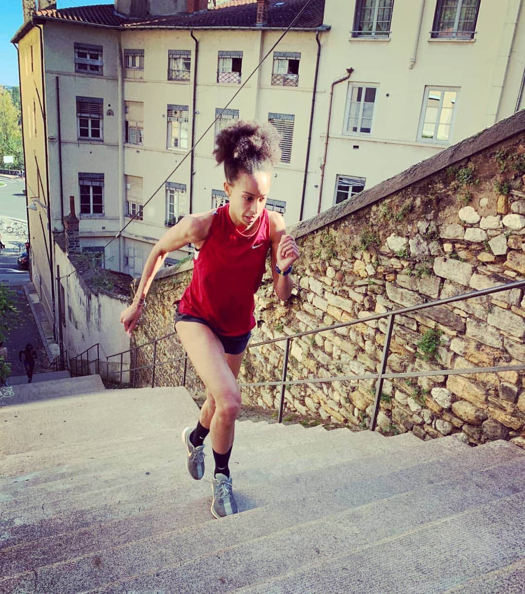 Elea Mariama DIARRAのインスタグラム：「Joie ! Les escaliers, c'est terminé 🎉🎉」