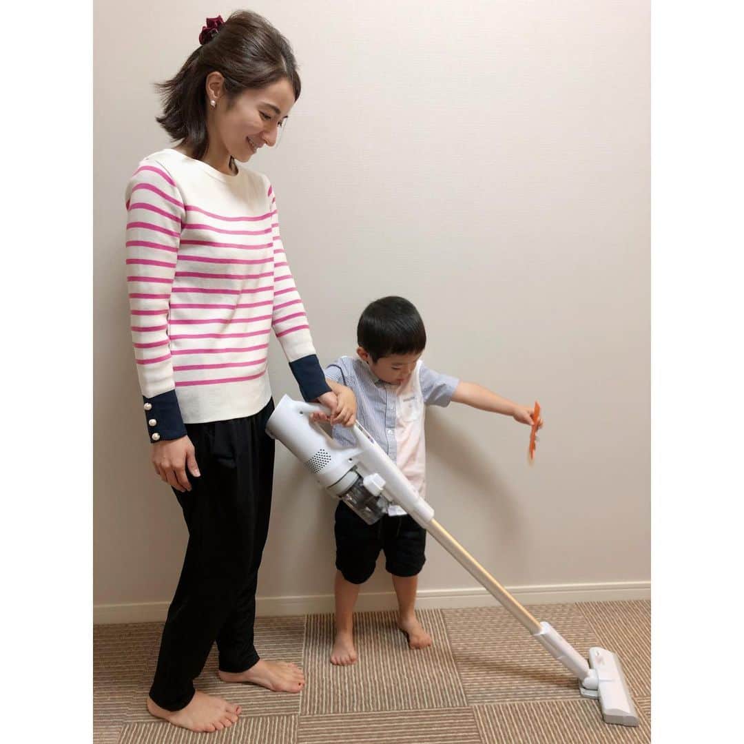 Mayuko Watanabe 渡辺真由子さんのインスタグラム写真 - (Mayuko Watanabe 渡辺真由子Instagram)「10月25日に発売されたパナソニックさんの【コードレススティック掃除機パワーコードレス MC-SB30J】を一足先にお試しさせてもらってます😊✨ ・ とにかく軽量で片手でお掃除ができるのが感動😍✨3歳の息子でも持って掃除できますからね😄私が使っていると息子は使いたがるのでお手伝いしてもらえてこちらとしても嬉しい😆 こんなに軽いのにすごく吸引力があり、埃がたくさん取れるので笑、有り難いです☺️ ゴミも簡単に捨てることができるのでお手入れも楽チンです♫ 立てかけも簡単でお部屋に馴染むシンプルデザインでオシャレですよ🥰 #Panasonic#パナソニックパワーコードレス#軽いのにしっかり吸引#吸込仕事率100W#コードレススティック掃除機#コードレス掃除機#おしゃれ家電#インテリア#mamagirl#PR#掃除機」10月26日 19時43分 - watanabe_mayuko