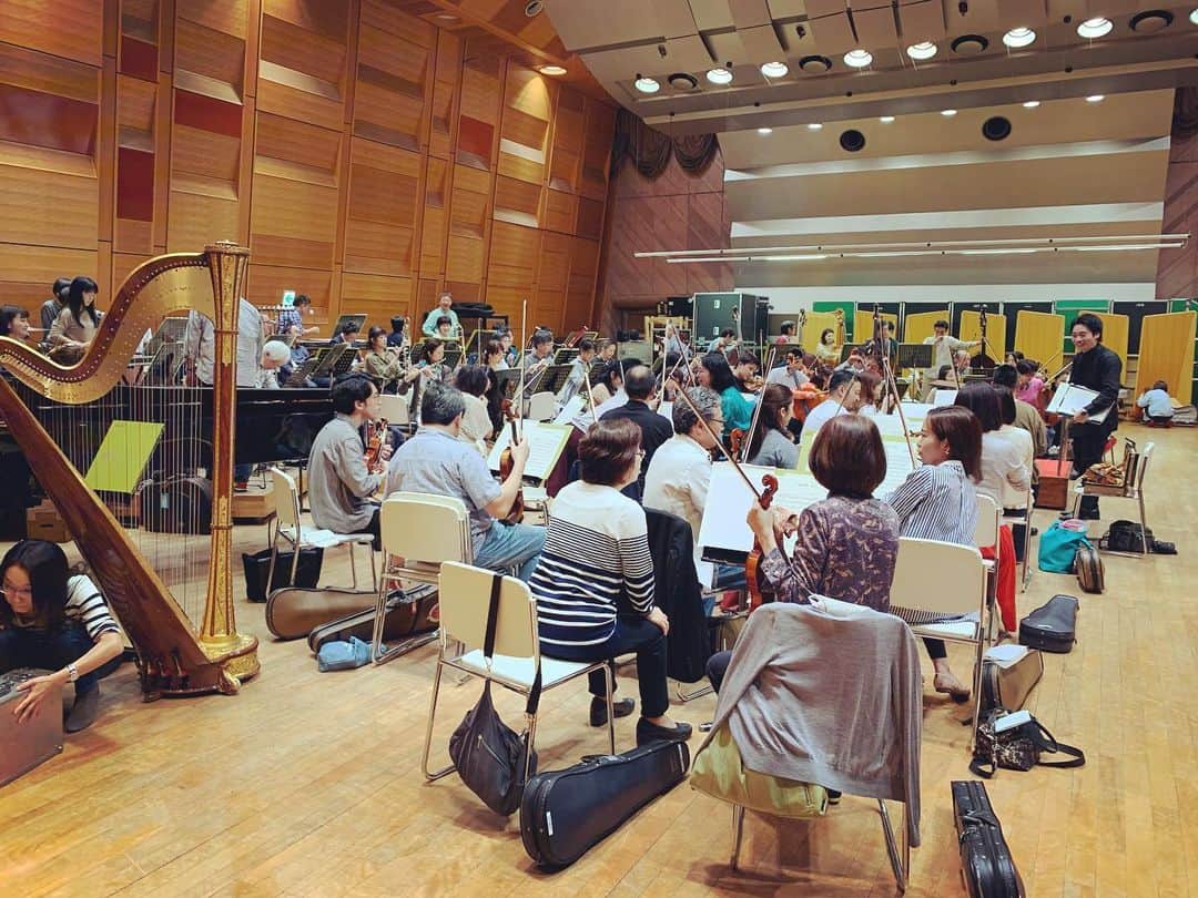 住吉美紀さんのインスタグラム写真 - (住吉美紀Instagram)「明日、日比谷の野音で東京都交響楽団のコンサートを司会します！ 「SaLaDポップスコンサート in 野音」 なんと、都響47年ぶりの野音だとか。 その前にきょうは、リハーサルと打合せ。初めてオーケストラのリハーサルを見学しましたが、迫力満点の音が近くで体に響き、大感動！ 生音ってすごい！ 大好きな曲がたくさんで、明日本番も楽しみです。  ちなみに、チケット当選した方は、当選メールを見せても入場できませんので、必ずコンビニ発券をされて会場にお運びください！  #都響　#東京都交響楽団　#サラダ音楽祭2019 #日比谷公園大音楽堂 #野音　#コンサート　#オーケストラ」10月26日 19時45分 - miki_sumiyoshi