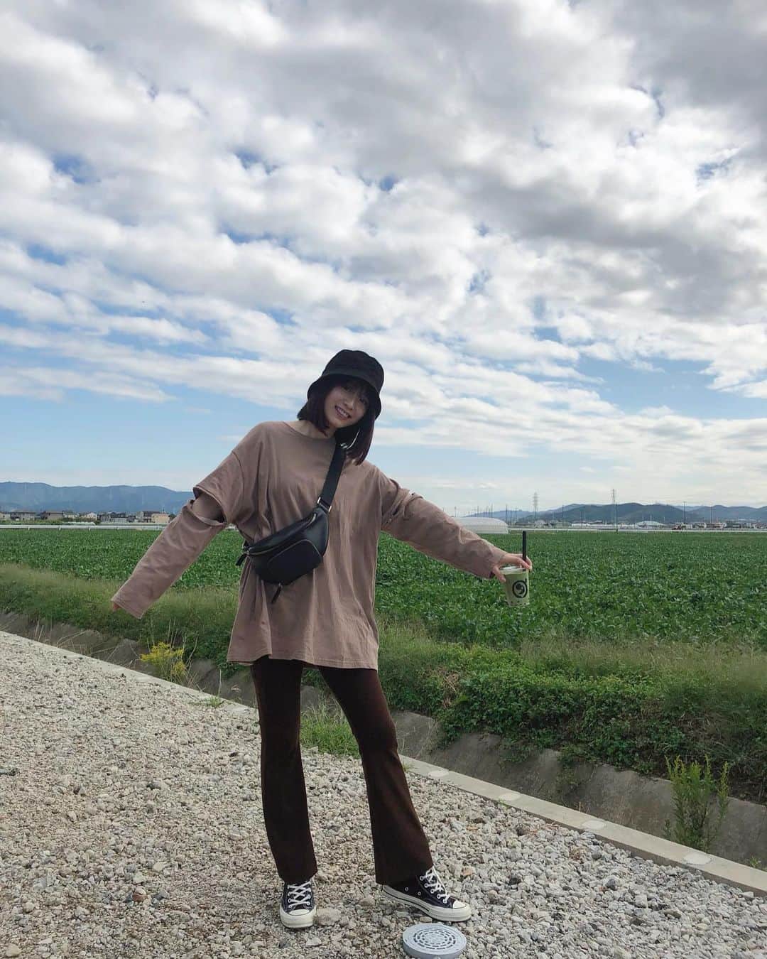 永井理子のインスタグラム：「最近の写真、 だいたい飲み物もってるよね🧐」