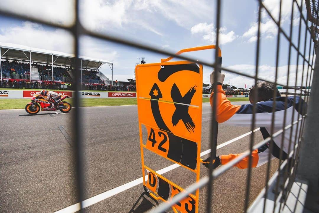 レプソル・ホンダさんのインスタグラム写真 - (レプソル・ホンダInstagram)「Making the most of the 🌞 • • • #AustralianGP #25RepsolHonda #Repsol #MotoGP #Honda #Racing #RepsolHonda #HRC #RC213V #MM93 #MarcMarquez #MM93🐜 #JL99 #JorgeLorenzo #JL99😈 #ThePowerOfDreams #Motorcycle #Australia #Oz #AusGP」10月26日 20時00分 - hrc_motogp