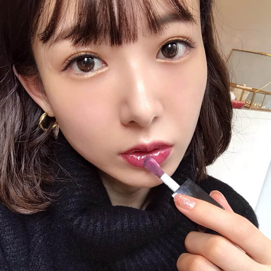 西川瑞希（みずきてぃ）さんのインスタグラム写真 - (西川瑞希（みずきてぃ）Instagram)「today's make up...💛💛💛 . アイシャドウは、瞬きする度きらめくゴージャスなゴールドカラー//イエローぽいゴールドだから付けやすいよ！ @bobbibrownjapan #ボビイブラウン #リュクスアイシャドウリッチジェムストーン #シトリン . リップは見た目はブラックだけど唇にのせると深みのあるプラムカラーにチェンジ//重ねる度ウルウルして可愛い！ @clarinsjp #クラランス #コンフォートリップオイル #ダークストーン . どちらも大好きなシリーズ✨限定カラーってついつい欲しくなっちゃう💋 . #mizukitotalbeauty #lip #eyeshadow #autumnmakeup #秋メイク #限定コスメ #新作」10月26日 20時01分 - mizuki_nishikawa_