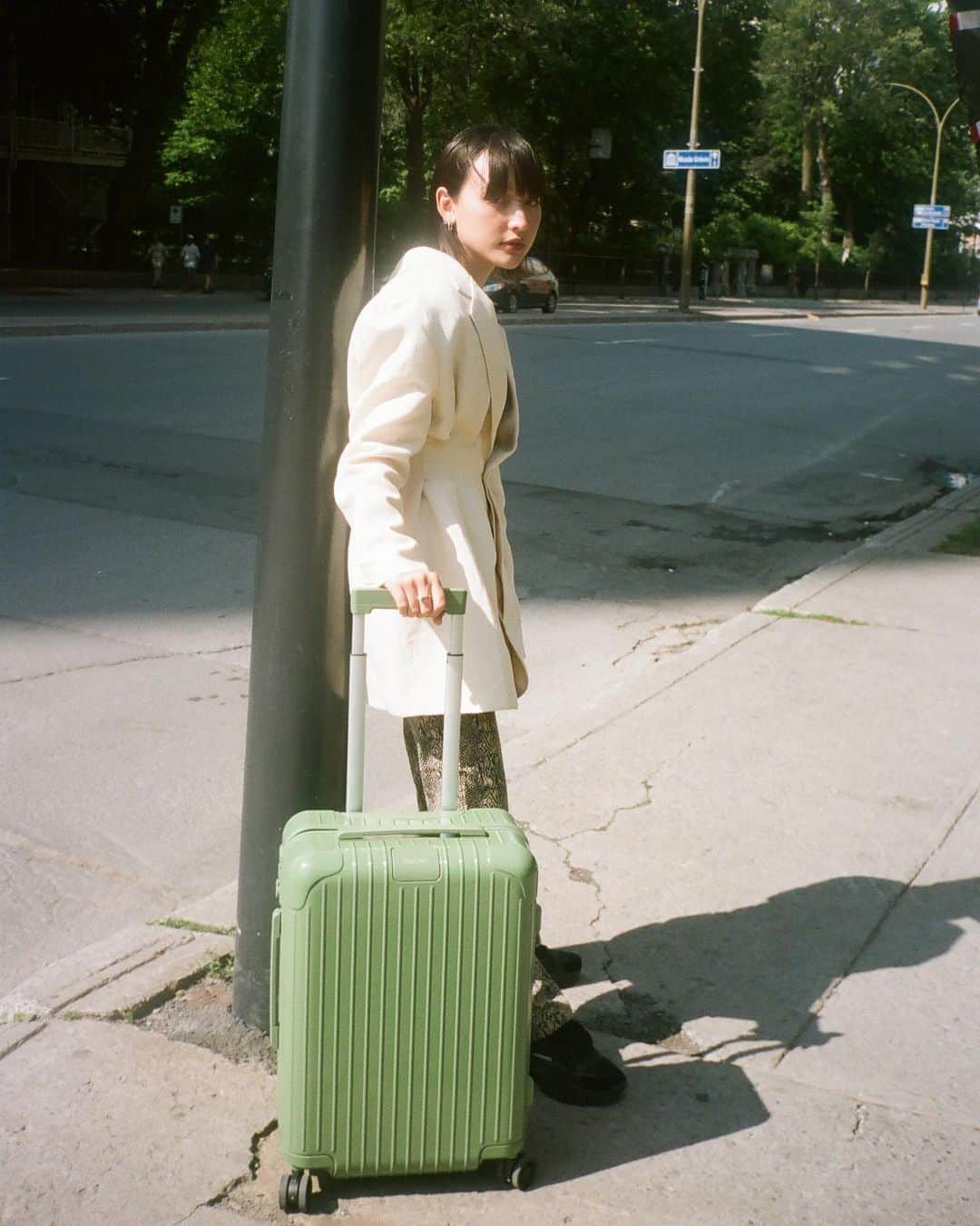 ハンナ・チャンのインスタグラム：「My travel essential 💚💚💚 #RIMOWAcolours」