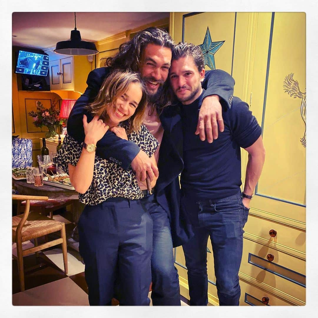 エミリア・クラークさんのインスタグラム写真 - (エミリア・クラークInstagram)「Reunions never looked this hairy.  #anyexcuseforamomoasandwich  @prideofgypsies #birthdaybonazaparttwo」10月26日 20時12分 - emilia_clarke