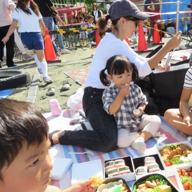 黒宮ニイナさんのインスタグラム写真 - (黒宮ニイナInstagram)「今日は息子の運動会でした✨ 前日は凄い雨でどうなるかと思いましたが、お天気にも恵まれ運動会日和☀️ 今年の息子は去年と比べて入場の行進から全然違う！！w かけっこもお遊戯も凄い成長していて、一所懸命頑張る姿に感動🥺❣️ 去年はお熱で早退してしまったので今年は全部やり切ってくれて、来てくれたじぃじばぁばといとこのお姉ちゃん達の前でカッコイイ姿見せられて満足そう👦🏻✨ 未就園児競技のかけっこに娘も参加できたし、楽しい運動会でした😊🎉 来年は涙涙の幼稚園最後の運動会になりそうな予感😆  #運動会 #運動会弁当 #幼稚園運動会 #年中さん #息子 #4歳10ヶ月 #娘 #1歳9ヶ月 #2人育児 #3歳差育児 #ママ #2児ママ #ママコーデ #ママファッション #ママライフ」10月26日 20時06分 - niina_pilates0827