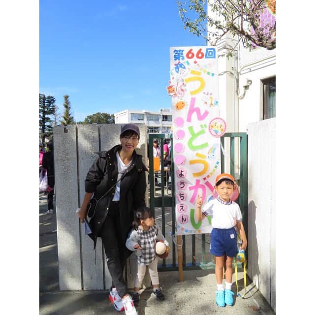 黒宮ニイナのインスタグラム：「今日は息子の運動会でした✨ 前日は凄い雨でどうなるかと思いましたが、お天気にも恵まれ運動会日和☀️ 今年の息子は去年と比べて入場の行進から全然違う！！w かけっこもお遊戯も凄い成長していて、一所懸命頑張る姿に感動🥺❣️ 去年はお熱で早退してしまったので今年は全部やり切ってくれて、来てくれたじぃじばぁばといとこのお姉ちゃん達の前でカッコイイ姿見せられて満足そう👦🏻✨ 未就園児競技のかけっこに娘も参加できたし、楽しい運動会でした😊🎉 来年は涙涙の幼稚園最後の運動会になりそうな予感😆  #運動会 #運動会弁当 #幼稚園運動会 #年中さん #息子 #4歳10ヶ月 #娘 #1歳9ヶ月 #2人育児 #3歳差育児 #ママ #2児ママ #ママコーデ #ママファッション #ママライフ」