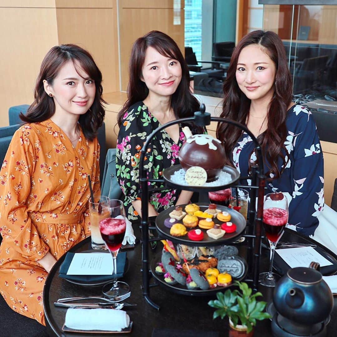 花岡維生のインスタグラム：「Halloween🎃👻Afternoon tea 念願のアマンのハロウィンAT🧡 スイーツが一個一個全部可愛かった☺️💕 そして改めてあいちゃんおめでとう💖 楽しすぎたーっ🙌💓 #afternoontea #halloween #ハロウィン #アフタヌーンティー #アマン東京 #amantokyo #tokyo #sweets #autumnstyle #秋スイーツ #秋コーデ #花柄ワンピ #花柄ワンピース #秋ワンピ #🎃👻」