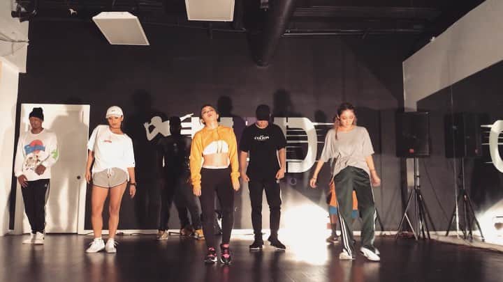 のインスタグラム：「#throwback #2yearsago 📍🇺🇸 2年前の今日の動画が出てきたぁ〜✈️ . Dancerさんに紛れて 一緒にレッスンちゃっかり参加してました👯‍♀️✨ 振り覚えれてないから全然踊りきれてないVideoで恥ずかしいけど😅 今とってもとってもDanceがしたくてうずうず🔥 . choreography by @iamxxii @rharha_chosen Thankyou so much @uedstudios . . #IwannaDance #自分の曲しか振り覚え良くない😂 #家で息子と謎のダンスはしているw #とりあえず2年間カラダ動かさなすぎて辛い」