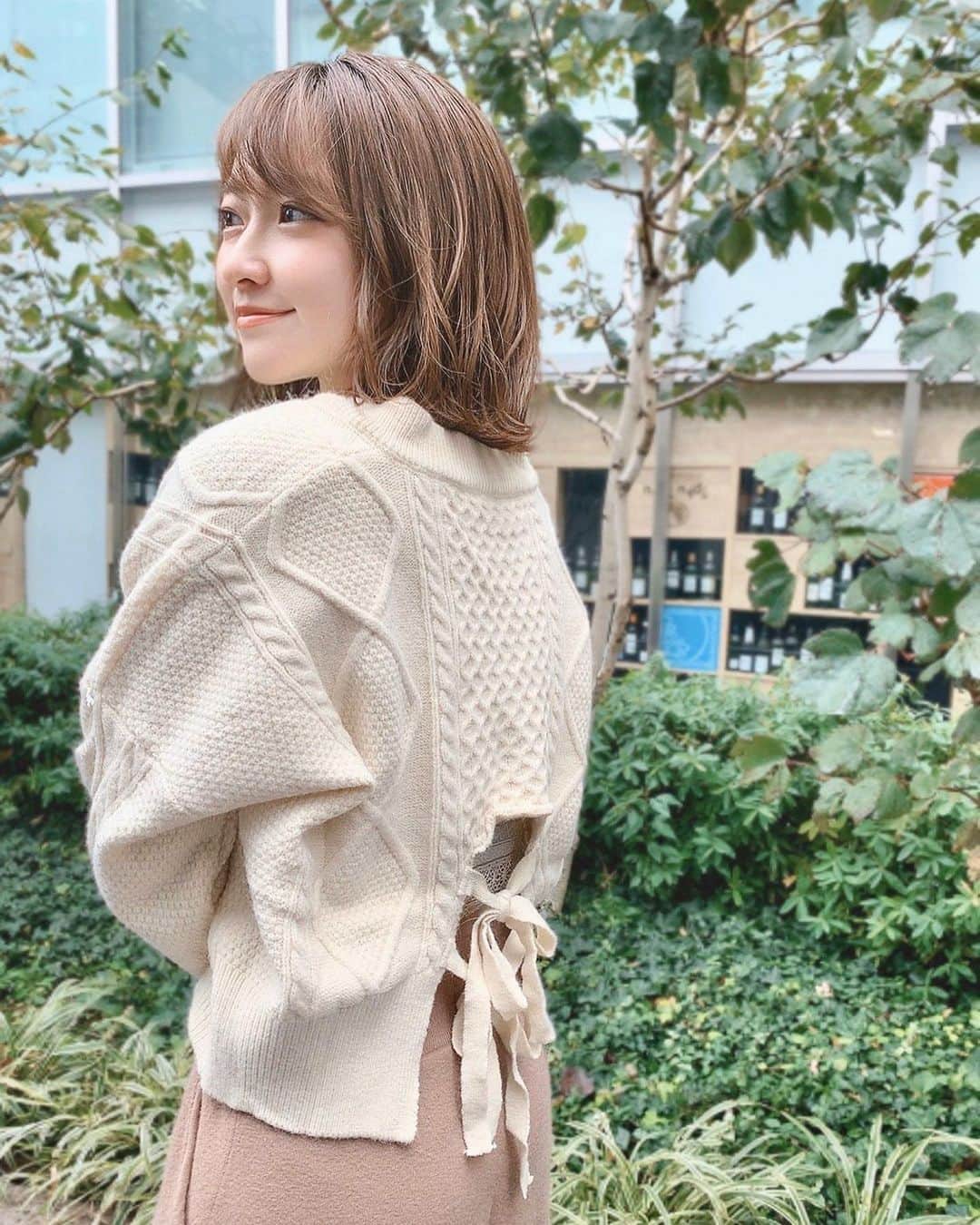 大野愛友佳のインスタグラム：「質問が多かったこちらのニットは @andrere___ のもの。✩ 今年の白ニットはこちらにしました✔️ . 前上りのショート丈で袖もボリュームあって安定安心のかわいい形。 Vネックなところも、 バックシャンなのもよきです。 . ベージュでワントーンにした日と 無難にデニムでラフな日。 白ニットは最強です。 . たくさん内見して、 良いお家に決まりそうです。 . #andrere#ootdfashion#onetonecoordinate  #アンドリリ#白ニットコーデ#バックシャン #肉フェス#休日コーデ#ワントーンコーデ」