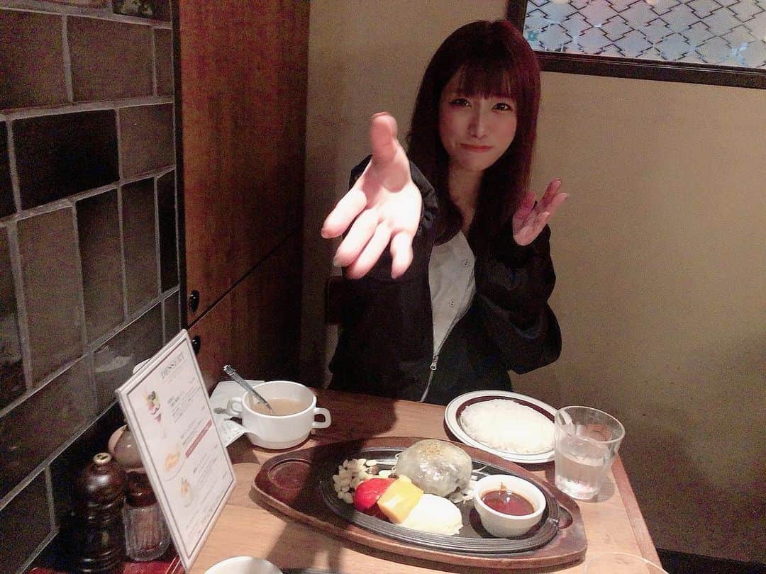 神崎紗衣さんのインスタグラム写真 - (神崎紗衣Instagram)「連写されてやめてアイフォン返して！のときの顔 . . ハンバーグ無限に食べれる😔 #ミートなうに使っていいよ」10月26日 20時30分 - kanzaki_sae