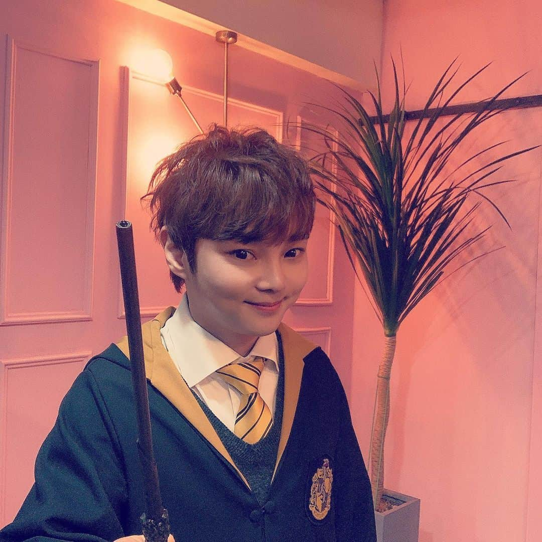 チェ・ヒョンウさんのインスタグラム写真 - (チェ・ヒョンウInstagram)「#해리포터 #harrypotter #후뿌뿌뿌 #호그와트 #후플푸프 #magic #magician #hufflepuff #hogwart #holloween #youtube」10月26日 20時31分 - charmingchoimagic