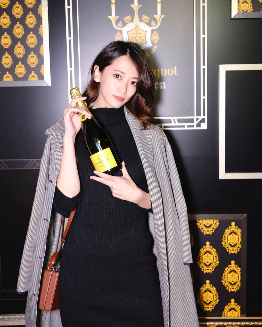 坂田梨香子さんのインスタグラム写真 - (坂田梨香子Instagram)「VEUVE CLICQUOT YELLOWEEN 2019🍾🥂 オトナの為のハロウィンパーティーへ。  ミステリアスで華やかなartが散りばめられたハロウィンを、ヴーヴクリコと共に一足先に楽しんできました🎃👻 ヴーヴクリコ、美味しくて好き🥂  事務所の先輩、アンミカさんとも撮っていただきました😚♡ @veuveclicquot  #veuveclicquot #yelloween #liveclicquot #ヴーヴクリコ 👗 @dholic_official 💼 @levernis_official  #りかこーで」10月26日 20時26分 - rikakosakata_official