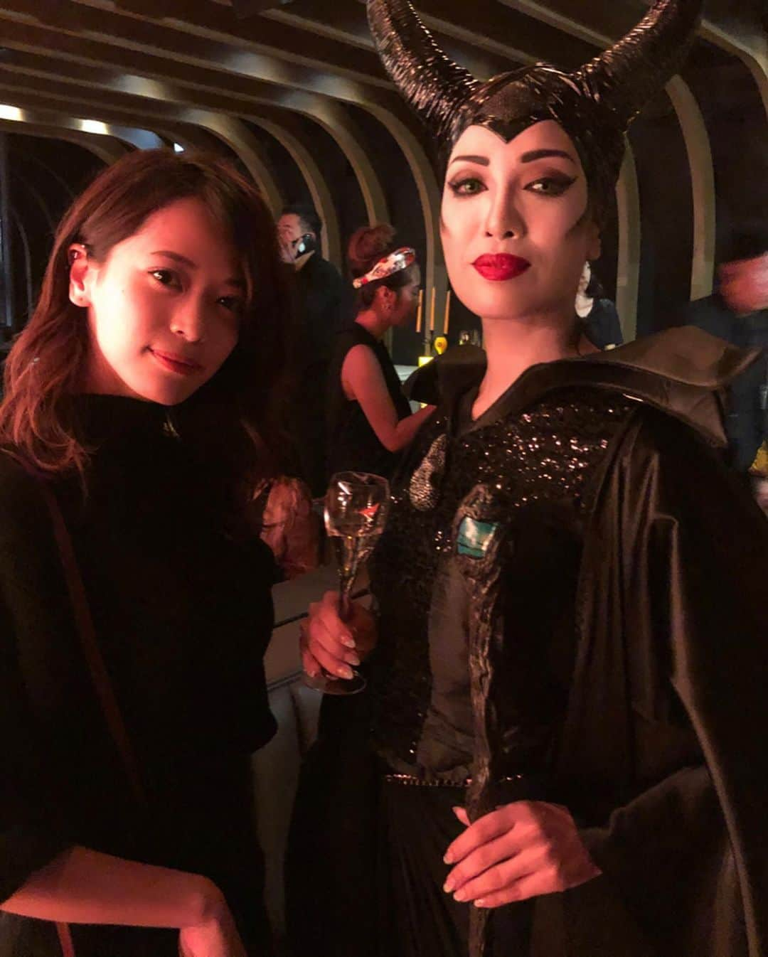 坂田梨香子さんのインスタグラム写真 - (坂田梨香子Instagram)「VEUVE CLICQUOT YELLOWEEN 2019🍾🥂 オトナの為のハロウィンパーティーへ。  ミステリアスで華やかなartが散りばめられたハロウィンを、ヴーヴクリコと共に一足先に楽しんできました🎃👻 ヴーヴクリコ、美味しくて好き🥂  事務所の先輩、アンミカさんとも撮っていただきました😚♡ @veuveclicquot  #veuveclicquot #yelloween #liveclicquot #ヴーヴクリコ 👗 @dholic_official 💼 @levernis_official  #りかこーで」10月26日 20時26分 - rikakosakata_official