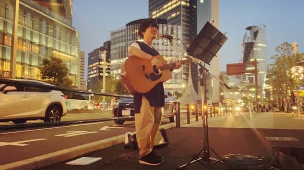 樋口和真のインスタグラム：「栄駅　名古屋駅 路上Liveありがとうございました！😆 ・ 初めての地は何かと アタフタするけどっ😅 ・ 聴いてくれる人がいるから この日のために駆けつけてくれる人がいるから 届けよう！って思える！ ・ ・ 来てくれて本当にありがとう🥰 ・ 明日は、梅田駅 路上Live！ ⏰14:00〜19:00 (長くしました！) ・ 明日来てくれる ひぐ友のみんな！ 会えるの楽しみにしてるね！😘 ・」