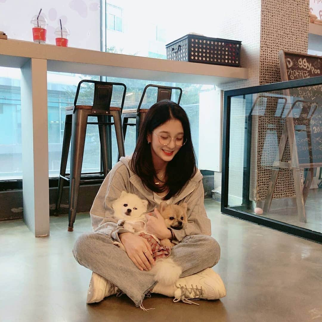 Mnetさんのインスタグラム写真 - (MnetInstagram)「⠀ 멍뭉이들이랑 놀았어요🥳💕 ⠀ #플로버 #보고싶어 #서연 #🐶」10月26日 20時33分 - officialfromis_9