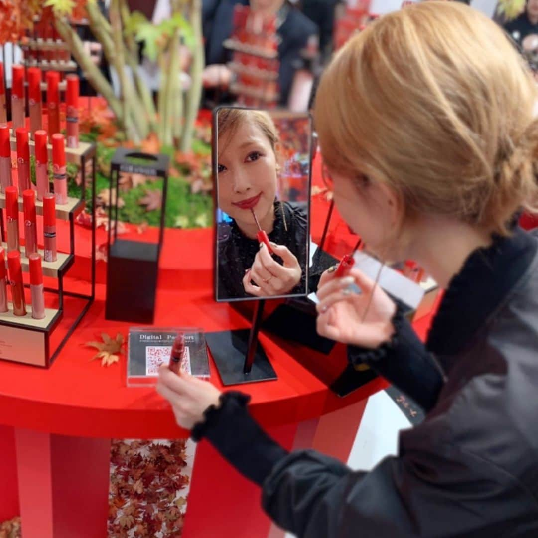 梅野舞さんのインスタグラム写真 - (梅野舞Instagram)「アルマーニ ビューティKOYO💄  アイコンリップ、リップマエストロのセンシュアルな紅葉カラー新10色と フォトジェニックな空間🍁🍁 会場では4つのミッションをクリアするとトートバッグや リップや香水ミニサイズがもらえちゃう！  可愛いリップカラーにテンションも上がる💋発色もすごくいい！  ぜひ皆さんも アルマーニ ビューティの オータムカラーの世界観へ❤️ 明日、10/27日(日)11:00〜20:00まで開催 ◼︎ イベント会場 THE CORNER 東京都渋谷区神宮前5-29-1  #armanibeautykoyo #アルマーニビューティ#LipMaestro#口紅#リップ#ArmaniBeauty#紅葉#紅葉してカラー#autumn #makeup #make#cosmetics #lip#lipstick #beauty #instabeauty #beautygram #instagram#instagramjapan」10月26日 20時34分 - mai.umeno