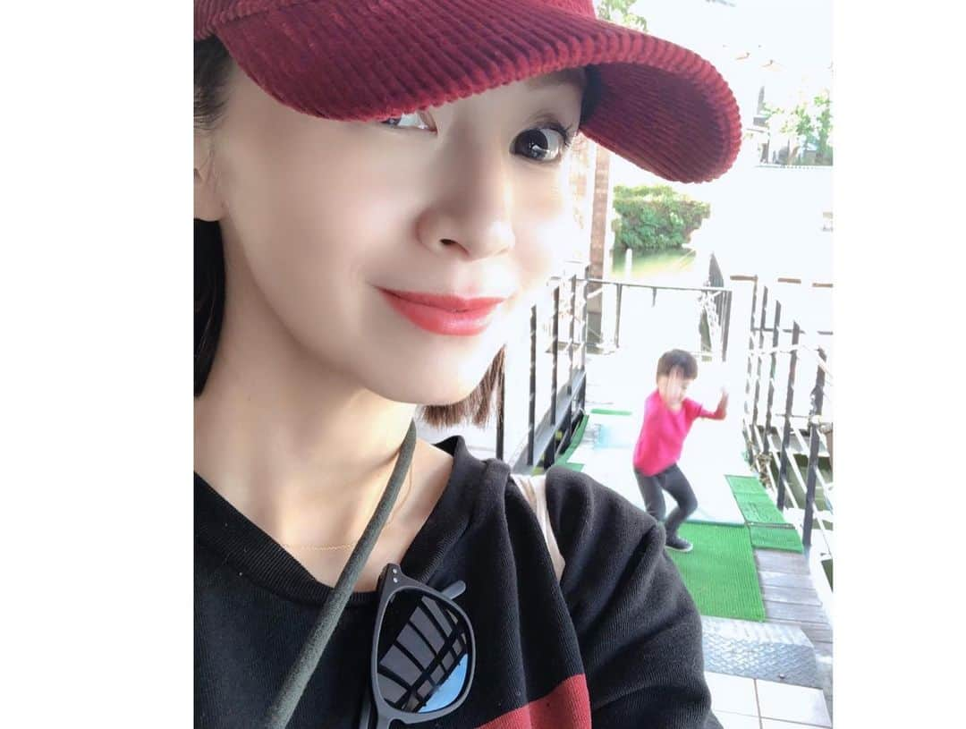 鈴木亜美さんのインスタグラム写真 - (鈴木亜美Instagram)「休日🧢🐢🍁☀️ 僕ちん船長になる。 ちゃっかりカメさんいたのが可愛い💕 いい天気で、安心の外出🌞 23度でも、日が出てるとポカポカで着てた上着も脱いじゃったね👕 #二歳の僕 #もうすぐお兄ちゃん #ボート #公園 #コイとカメ #ママ久々の休日に休日 #マタニティライフ #6ヶ月 #まますたぐらむ」10月26日 20時34分 - amiamisuzuki