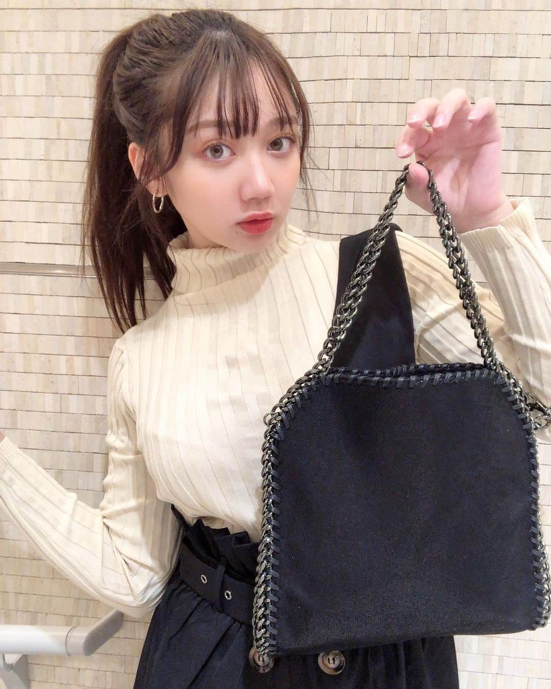 小澤しぇいんさんのインスタグラム写真 - (小澤しぇいんInstagram)「みんなポニテール好きみたいだからポニテールしたよ♡♡♡ 今日のちびっこーで #ワンショルダー2wayスカートコンビネゾン と #フィットニットタートルトップス @fifth_store のスカートの肩の紐取り外しできるの可愛い♡ スカートとトップスで40%offだったよ。 バッグは @editsheen_store の#グリッターチェーンバッグ。 カッコよくて欲しかったバッグ！ 70%offだったよ #fifthtl#EditSheen#bag#fashion#ootd #coordinate#outfit#フィフス#エディットシーン#バッグ#トレンド#ロングスカート#スカートコーデ#低身長コーデ」10月26日 20時35分 - 1217_shane