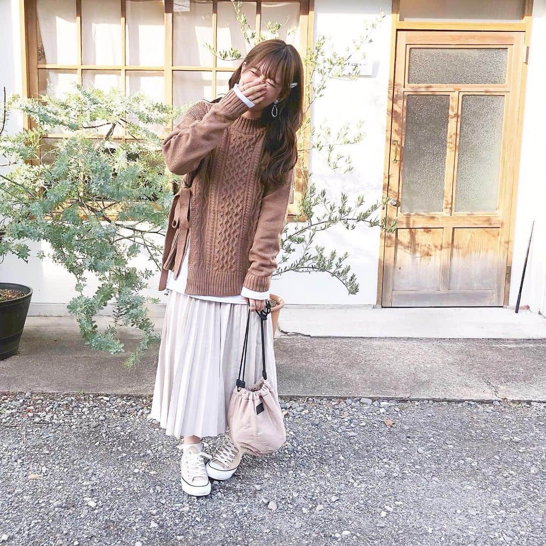 haruさんのインスタグラム写真 - (haruInstagram)「ㅤㅤㅤㅤㅤㅤㅤㅤㅤㅤㅤㅤㅤ ㅤㅤㅤㅤㅤㅤㅤㅤㅤㅤㅤㅤㅤ ㅤㅤㅤㅤㅤㅤㅤㅤㅤㅤㅤㅤㅤ #ootd ㅤㅤㅤㅤㅤㅤㅤㅤㅤㅤㅤㅤㅤ この前いったカフェが可愛かったので ガーリーコーデにしました☺🧡 ㅤㅤㅤㅤㅤㅤㅤㅤㅤㅤㅤㅤㅤ ブラウン × ホワイト × ベージュ でカフェオレコーデ♡ ㅤㅤㅤㅤㅤㅤㅤㅤㅤㅤㅤㅤㅤ パールピン × 波ウェーブ でガーリーさをプラス💕 ㅤㅤㅤㅤㅤㅤㅤㅤㅤㅤㅤㅤㅤ ㅤㅤㅤㅤㅤㅤㅤㅤㅤㅤㅤㅤㅤ ❤︎ shirt : #champion ❤︎ knit & skirt : #fifth ❤︎ earring : #gu ❤︎ bag : #converse ㅤㅤㅤㅤㅤㅤㅤㅤㅤㅤㅤㅤㅤ ㅤㅤㅤㅤㅤㅤㅤㅤㅤㅤㅤㅤㅤ  #fifthtl#フィフス#低身長コーデ#カジュアル#ニット#ニットコーデ @fifth_store #サイドリボンデザインケーブルニット  #harucd ㅤㅤㅤㅤㅤㅤㅤㅤㅤㅤㅤㅤㅤ」10月26日 20時36分 - __haru3