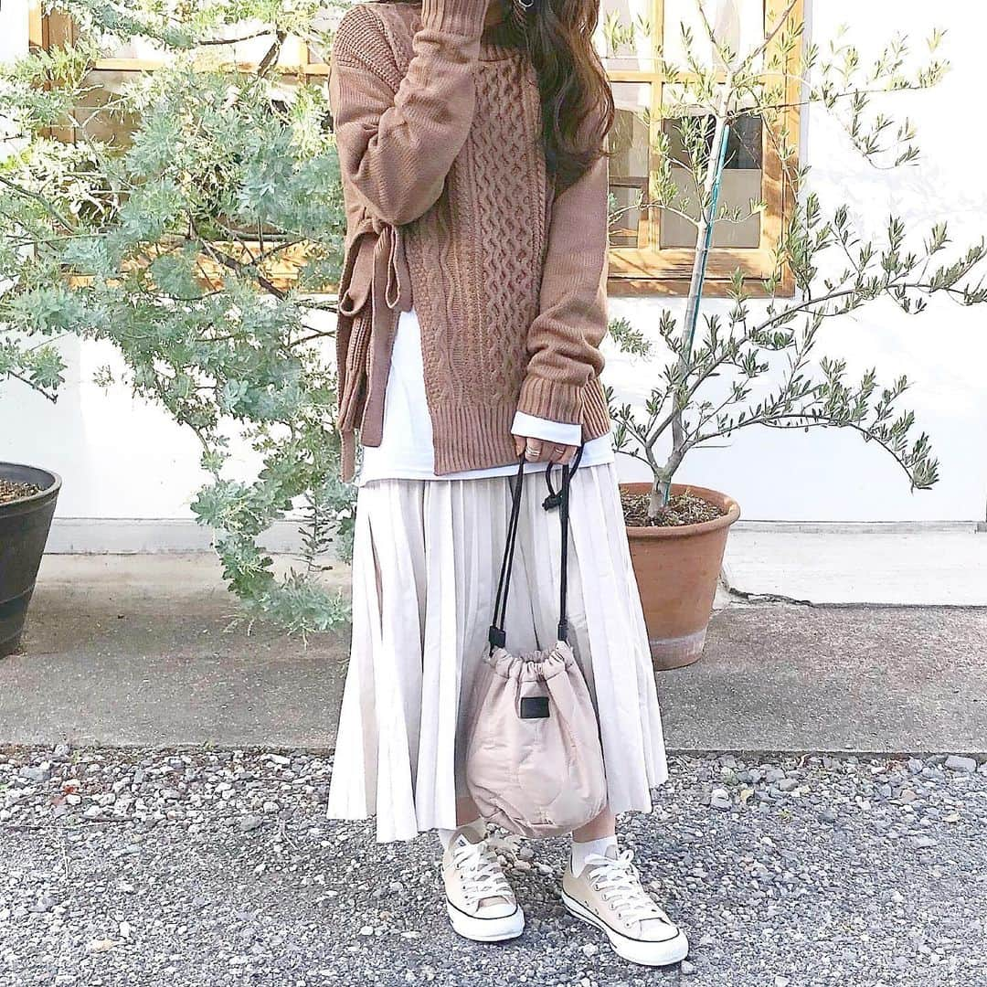 haruさんのインスタグラム写真 - (haruInstagram)「ㅤㅤㅤㅤㅤㅤㅤㅤㅤㅤㅤㅤㅤ ㅤㅤㅤㅤㅤㅤㅤㅤㅤㅤㅤㅤㅤ ㅤㅤㅤㅤㅤㅤㅤㅤㅤㅤㅤㅤㅤ #ootd ㅤㅤㅤㅤㅤㅤㅤㅤㅤㅤㅤㅤㅤ この前いったカフェが可愛かったので ガーリーコーデにしました☺🧡 ㅤㅤㅤㅤㅤㅤㅤㅤㅤㅤㅤㅤㅤ ブラウン × ホワイト × ベージュ でカフェオレコーデ♡ ㅤㅤㅤㅤㅤㅤㅤㅤㅤㅤㅤㅤㅤ パールピン × 波ウェーブ でガーリーさをプラス💕 ㅤㅤㅤㅤㅤㅤㅤㅤㅤㅤㅤㅤㅤ ㅤㅤㅤㅤㅤㅤㅤㅤㅤㅤㅤㅤㅤ ❤︎ shirt : #champion ❤︎ knit & skirt : #fifth ❤︎ earring : #gu ❤︎ bag : #converse ㅤㅤㅤㅤㅤㅤㅤㅤㅤㅤㅤㅤㅤ ㅤㅤㅤㅤㅤㅤㅤㅤㅤㅤㅤㅤㅤ  #fifthtl#フィフス#低身長コーデ#カジュアル#ニット#ニットコーデ @fifth_store #サイドリボンデザインケーブルニット  #harucd ㅤㅤㅤㅤㅤㅤㅤㅤㅤㅤㅤㅤㅤ」10月26日 20時36分 - __haru3