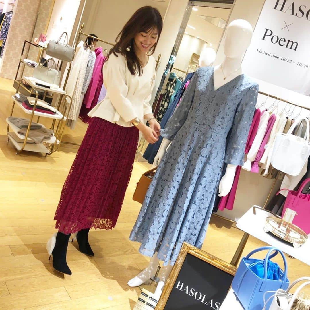 のインスタグラム：「. Pop-upストア、 今日は店頭立たせて頂きました✨ 沢山の方にご来店頂き、 本当にありがとうございました🙏 . . 今日は家での家族の協力もあり、 ほぼラストまで店頭に居ましたがとっても楽しく、 7時間あっという間でした✨ . いつも来てくださるお客様と近況トークも 楽しかったです♫ . だいぶ商品も少なくなってきましたが、残りわずかのアイテムなどの情報はまた、ストーリーやブログでもご案内させて頂きます。 . . Pop-upストアは29日(火)の２０時までです！ . . いまの悩みは、 今夜このまま夕飯を食べずに寝るか それとも軽く食べるか…❓ . . ８時以降のご飯…悩ましい〜🤤 (多分食べるね、この感じ笑) .」