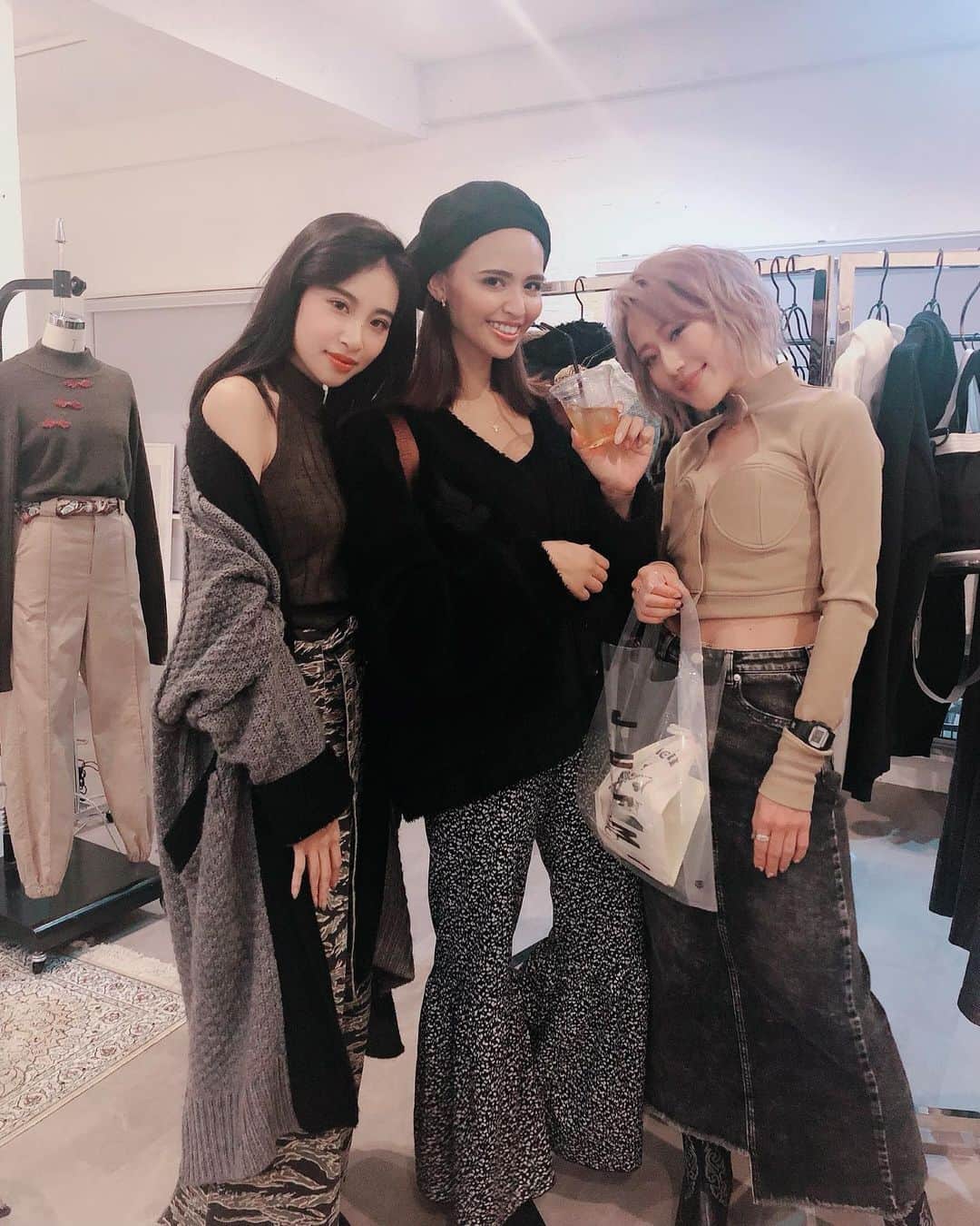 paulaのインスタグラム：「. @_juemi_  2019AW Collection EXHIBITION❤︎ . 早く届かないかな🥺❤︎❤︎❤︎ . @juritakiguchi  @numa0826  ありがとうございました☺️❤︎❤︎ . #juemi  #exhibition」
