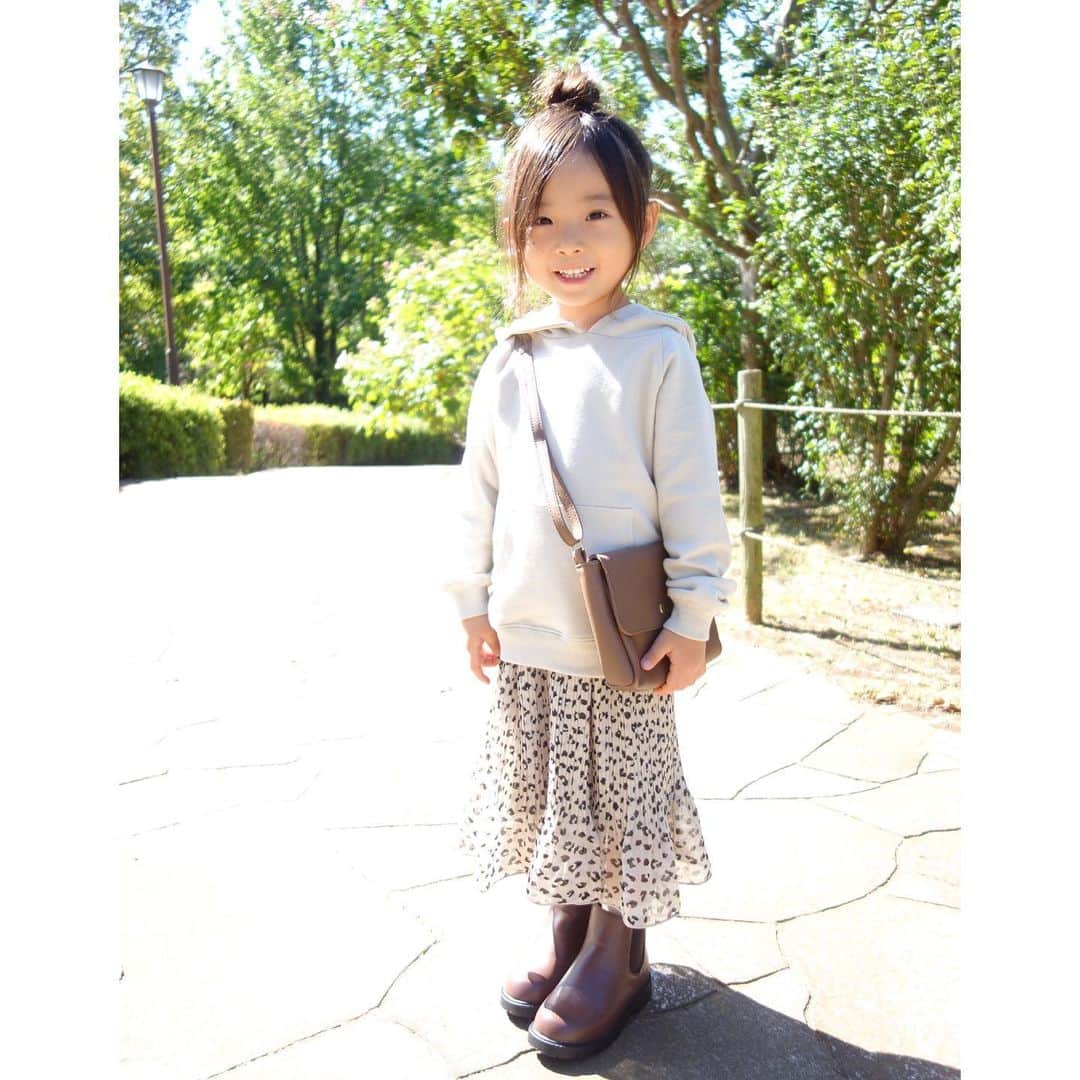 Saraさんのインスタグラム写真 - (SaraInstagram)「. coordinate♡ . ベージュ × ブラウン × レオパード🐻 . parka ▶︎ #devirock  skirt ▶︎ #globalwork  boots ▶︎ #branshes  bag ▶︎ #branshes . . #ootd #kids #kids_japan #kids_japan_ootd #kjp_ootd #kidsfahion #kidscode #kidsootd #kidswear #キッズコーデ #キッズファッション #ベージュコーデ #レオパード」10月26日 20時43分 - sarasara718