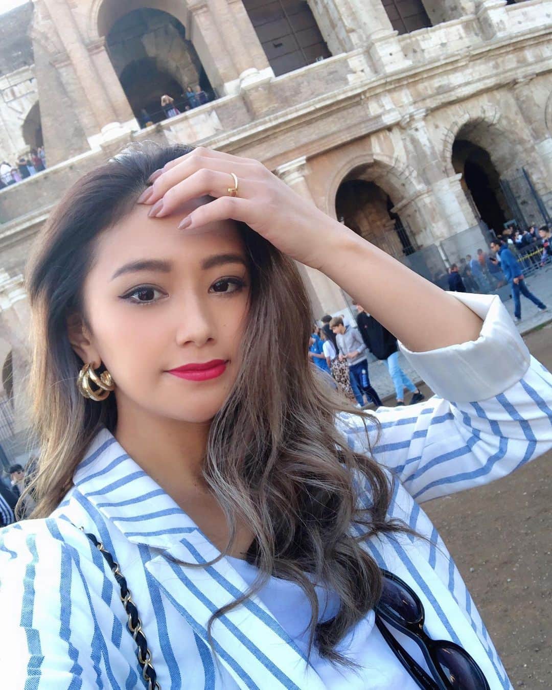 椿彩加のインスタグラム：「. 昨日からイタリアに来てるよ🍝🇮🇹 . 写真大量になりそう📷💓 自撮りだからコロッセオ見えない。 自撮り棒持ってくればよかった。 . #travel #italy #italia #roma #colosseo #selfie #イタリア #ローマ #コロッセオ #観光 #旅行 #初 #ヨーロッパ #イタリア語 #さっぱり #分からん #英語で喋ってくれ #🇮🇹」
