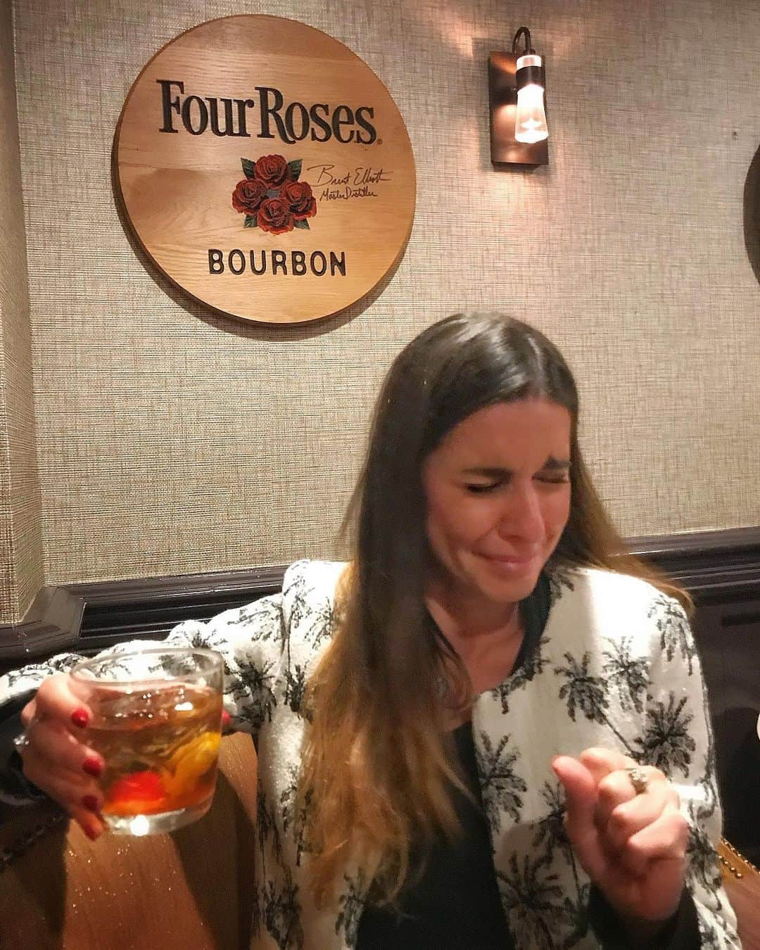 ヴァレンティーナ・マルケイさんのインスタグラム写真 - (ヴァレンティーナ・マルケイInstagram)「THINGS ABOUT KENTUCKY Pt.1:  BOURBON🥃: a type of American whiskey, a barrel-aged distilled spirit made primarily from corn.  My first SIP: Swipe to see my reaction.😅🤷🏻‍♀️🤭 #notasplanned #iamnotaWHISKEYgirl #SPRITZplease #maCOMEfannoaBEREstaROBA 🥴 #VINOfortheWIN」10月26日 20時45分 - valemarchei14