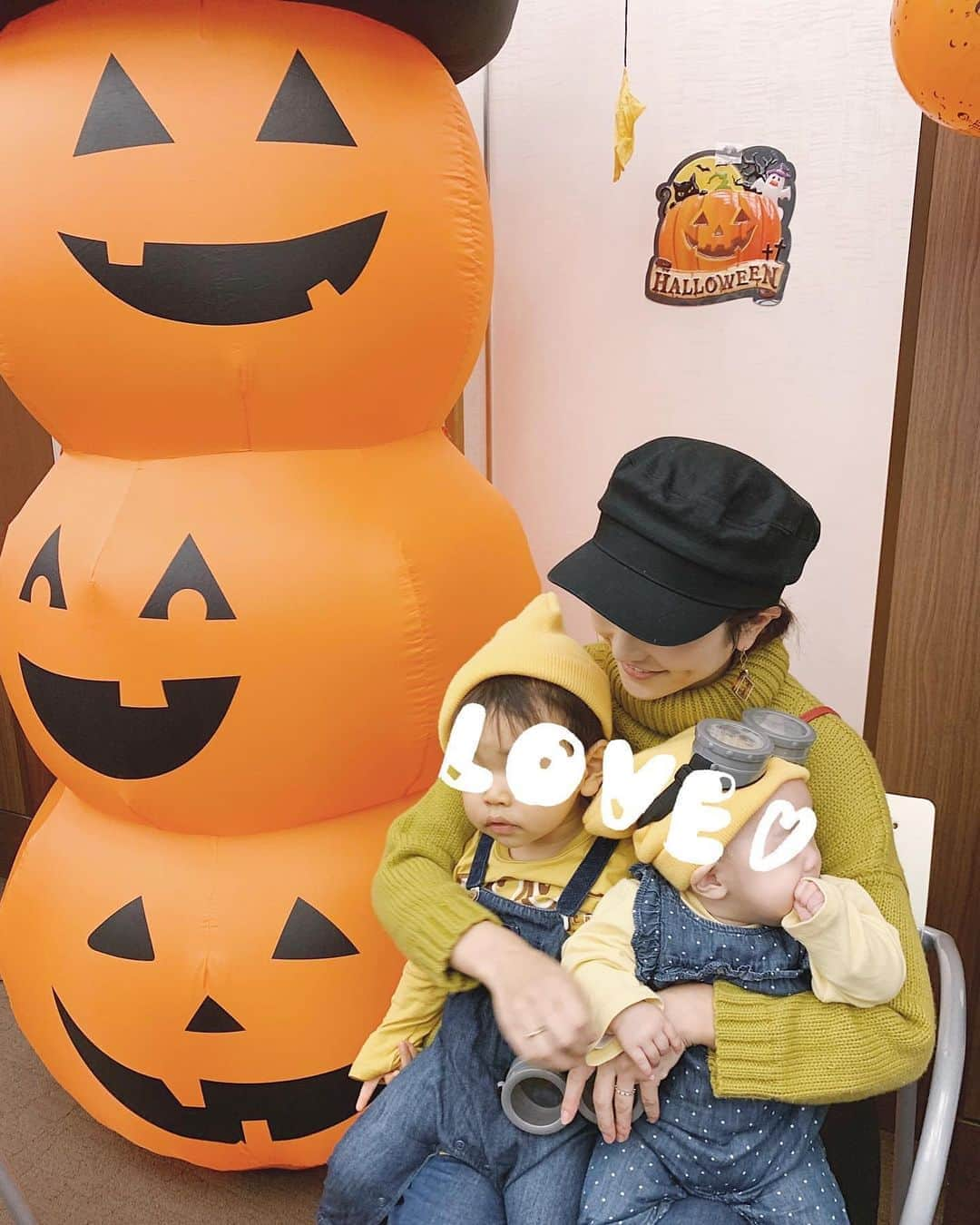 Remiさんのインスタグラム写真 - (RemiInstagram)「minions💛💛 👨🏻会社のハロウィンパーティーへ🎃 兄妹で即席ミニオンズに🤓🤓 私もしれっとリンクコーデ。笑 同僚の方々に可愛がってもらって、 お菓子も沢山もらってビンゴも当選して大喜びでした♬  #ハロウィン #ミニオンズ #ミニオンズコーデ」10月26日 20時46分 - remi_912