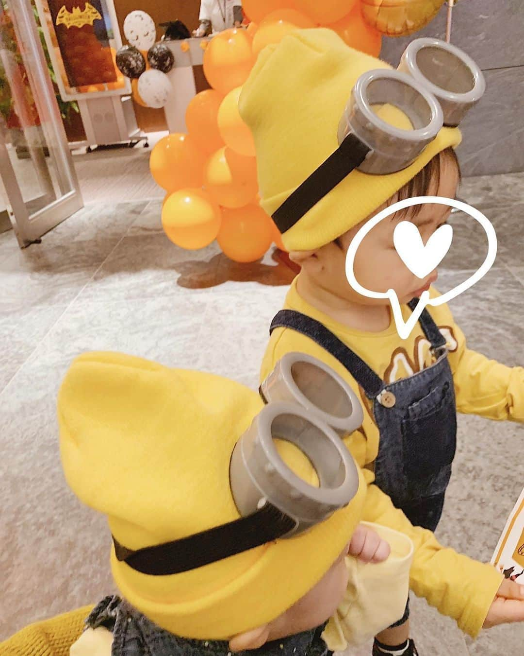 Remiさんのインスタグラム写真 - (RemiInstagram)「minions💛💛 👨🏻会社のハロウィンパーティーへ🎃 兄妹で即席ミニオンズに🤓🤓 私もしれっとリンクコーデ。笑 同僚の方々に可愛がってもらって、 お菓子も沢山もらってビンゴも当選して大喜びでした♬  #ハロウィン #ミニオンズ #ミニオンズコーデ」10月26日 20時46分 - remi_912