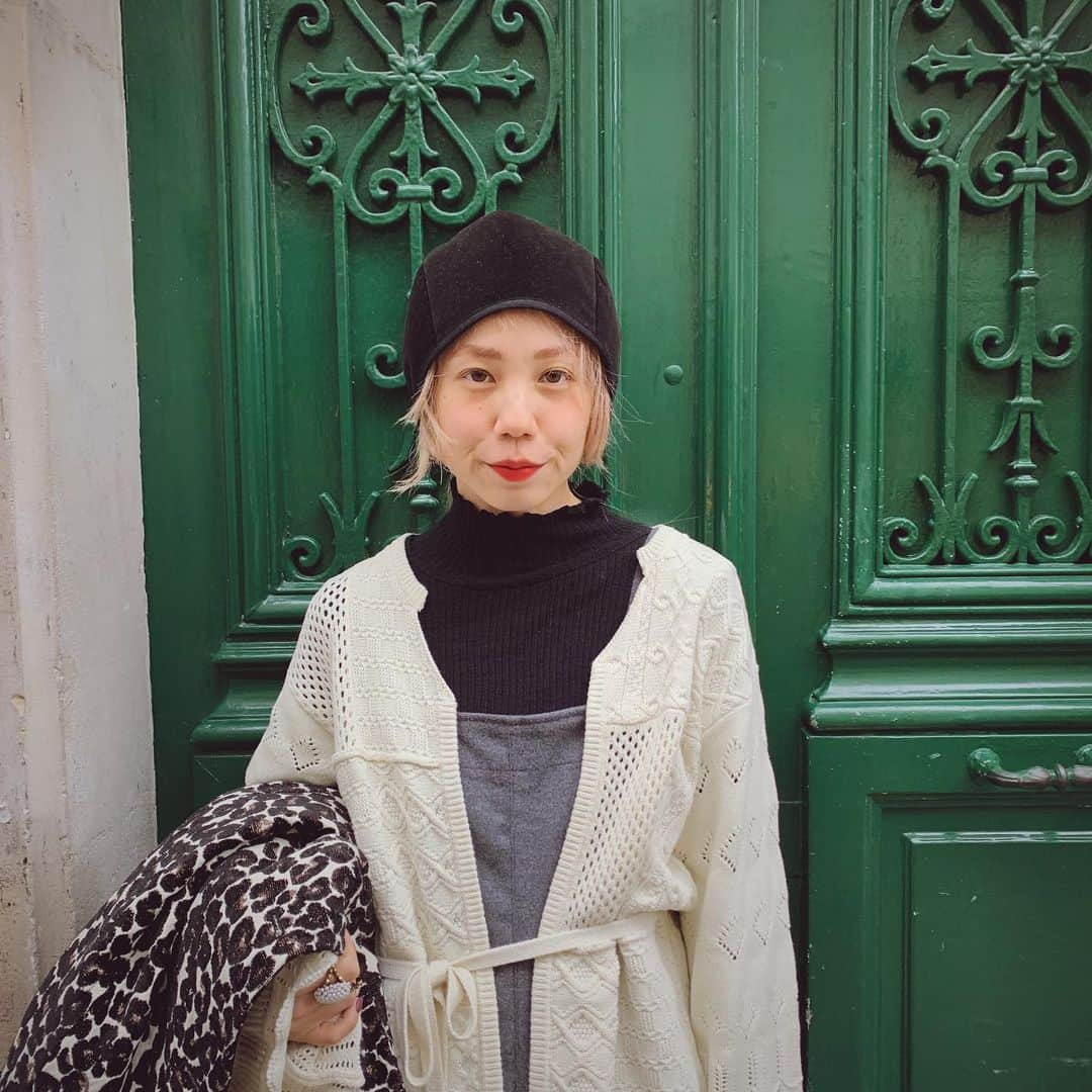 佐々木茜さんのインスタグラム写真 - (佐々木茜Instagram)「. . サクレクール寺院まで散歩した🚶‍♀️ 靄がかって神秘的👼 壁がカラフルだと モノトーンが着たくなる不思議🥰 . チラッとストーリーに載せましたが、 サロペットもチラ見せしちゃお、 トワルチェックの時点でシルエット最高だなってドキドキしてましたが 本当〜に素敵に仕上がりました😭 職人さんの魔法の手・・🧞‍♂️ 11月発売で3色です💡 . .」10月26日 20時55分 - akane_madder2