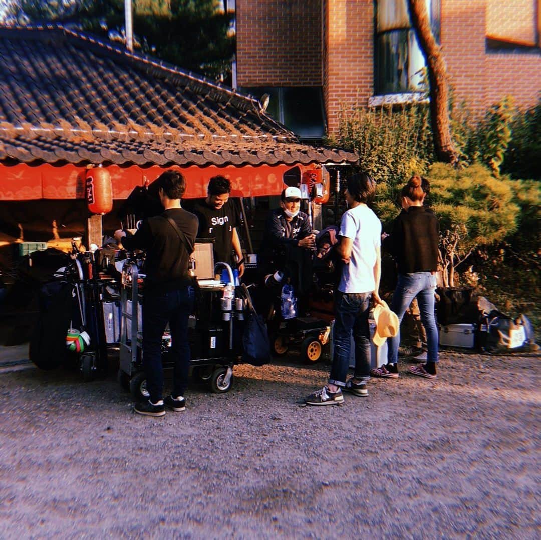 薬丸翔のインスタグラム：「昨日と今日の撮影は多分一生忘れないと思う。 何か禍々しいものが出来上がりそうな予兆を感じさせる2日間だった。 soshite そんな中、昨日29歳になりまして。 現場でお祝いもしてもらって、とにかく忘れられない経験をした。 残り一週間、最後まで愚直に。」