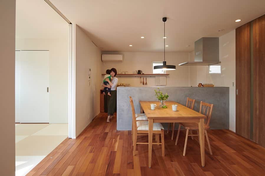 ルポハウス一級建築士事務所さんのインスタグラム写真 - (ルポハウス一級建築士事務所Instagram)「・ ・ ・ 水や傷にも強いモールテックスのキッチンカウンター。 ・ マホガニー床の温かさと、クールなモールテックスのコントラストが美しい空間です。 ・ ・ ・ 𓐌𓐌𓐌𓐌𓐌𓐌𓐌𓐌𓐌𓐌𓐌𓐌𓐌𓐌𓐌𓐌𓐌𓐌  ルポハウスの施工事例はこちらまで☞ @reposhouse  𓐌𓐌𓐌𓐌𓐌𓐌𓐌𓐌𓐌𓐌𓐌𓐌𓐌𓐌𓐌𓐌𓐌𓐌 #ルポハウス は#ちょっとかっこいい家 を"友人のために" という思いでつくっています。 一生に一度の#マイホーム。 「あなたにしかできない」×「ルポハウスだからできる」で、 私たちだけの#家づくり を思いっきり楽しんでみませんか？！ ・ ・ ・ #住宅 #注文住宅 #新築一戸建て #デザイナーズ住宅  #一級建築士事務所 #設計事務所  #滋賀県大津市 #滋賀県草津市 #滋賀県栗東市  #滋賀県近江八幡市 #キッチンインテリア #ダイニングインテリア #モールテックス #mortex #マホガニー #マホガニー床 #無垢フローリング」10月26日 21時01分 - reposhouse