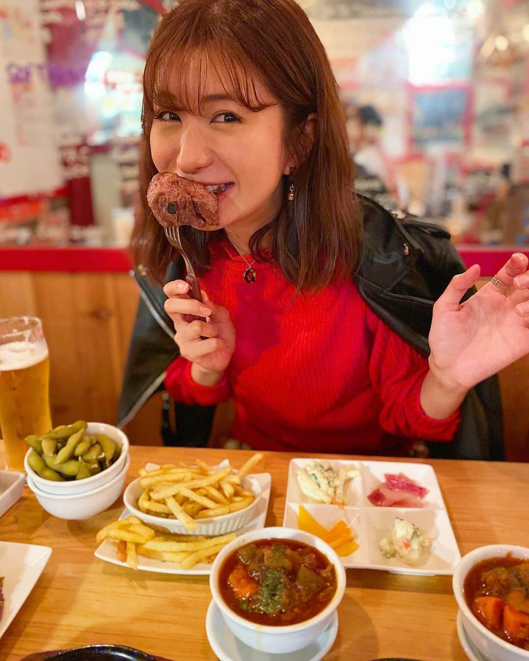 中村江莉香さんのインスタグラム写真 - (中村江莉香Instagram)「#PR #ビーフキッチンスタンド #肉バル 行ってきましたよ🐮🥩 #代々木 駅近、そして分かり易い目立つお店の外観🎈愛してる。 なぜ、私が愛したか、このお店を、、そうなのです。#こぼれワイン 🍷 とにかくこぼれる。こぼすために受け皿まである。シャンパンも白ワインも赤ワインもこぼしまくりました。 そしてインスタライブ、YouTubeライブも配信させていただきました😂💙 あー、楽しい夜会でした。 配信皆さんお付き合いありがとうございました❤️❤️ しかし、飲んだ😆😆😆 ・ たまたま私のお洋服とリンクしていたお店のカラー❣️運命ですね。 #相思相愛 #リンクコーデ 笑笑🤣🤣 ・ お洋服、アクセサリーも @forget_m_n 🕊🎈#F_me_not ・ #代々木肉バル #代々木 #コラボベース #酒豪伝説 #酒豪女子 #ほぼ一気飲み #飲むよ #食べるよ #楽しい夜会 #量がやばい #ボトルにして４本ほど #瞬殺 #シャンパン好き #ワイン好き #ワインの紅白戦 #食べることが好き #飲む事が好き #食べログ #酒豪女子 #お酒が好きすぎる #ワイン愛好家 #ワイン愛してる #ワイン🍷」10月26日 21時03分 - erica_nakamura